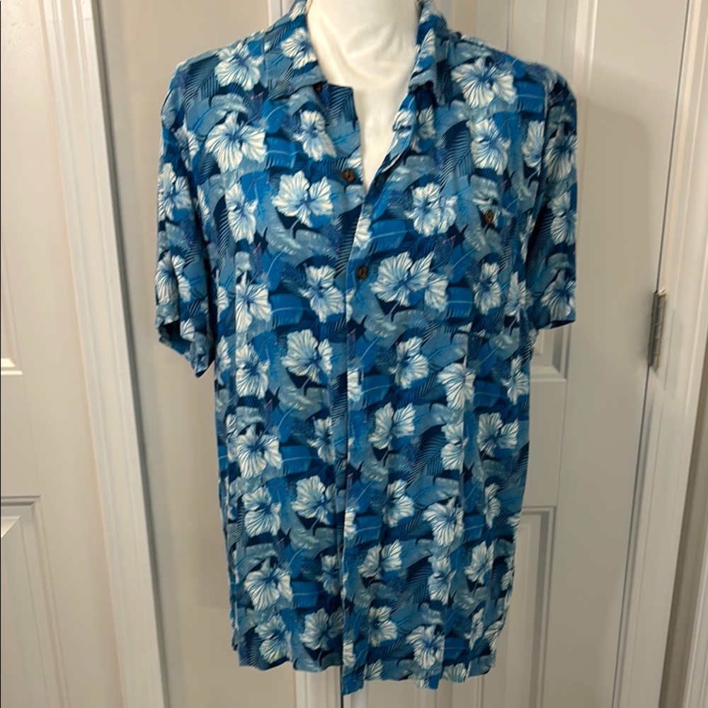 Caribbean Joe Blue and White Casual Button Down Shirt Size Medium